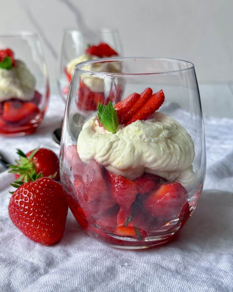 Marinerede jordbær med mascarponecreme - dessert i glas