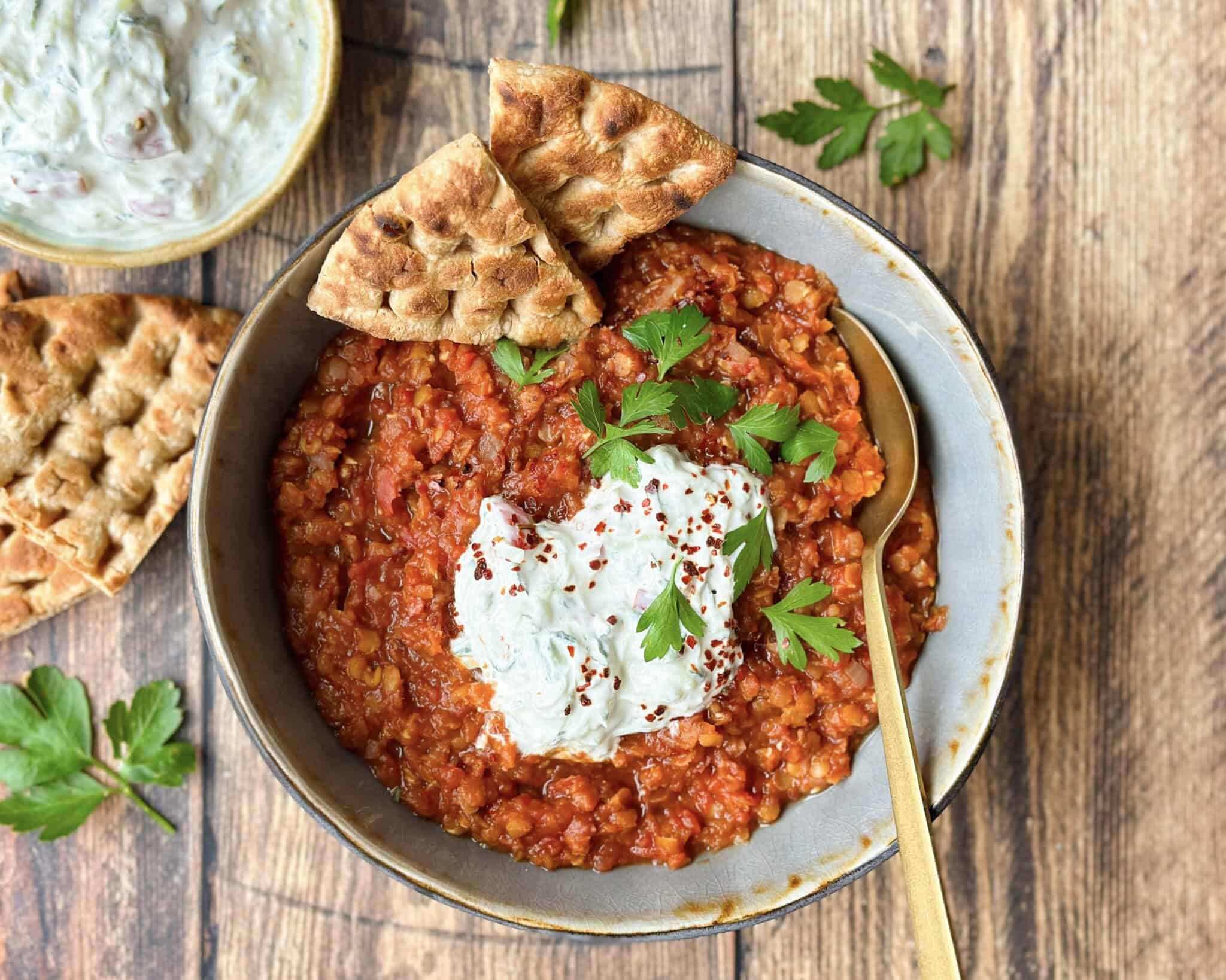 Indisk Dahl med linser, raita og fladbrød