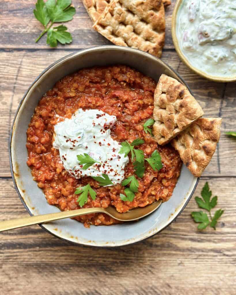 Indisk Dahl med linser, raita og fladbrød
