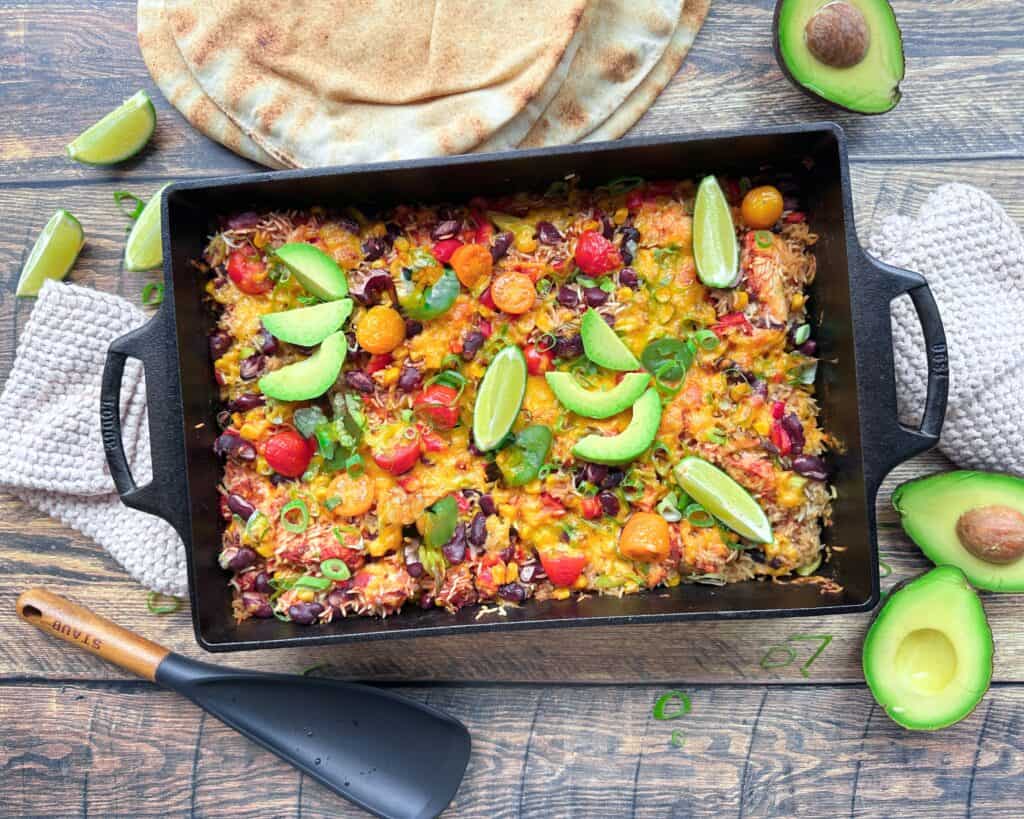 Mexicansk kylling i fad med ris og krydret tacosauce - ostegratineret.