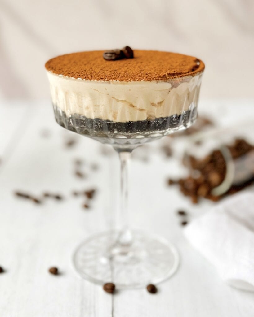 Espresso Martini Cheese serveres portionsanrettede i glas.