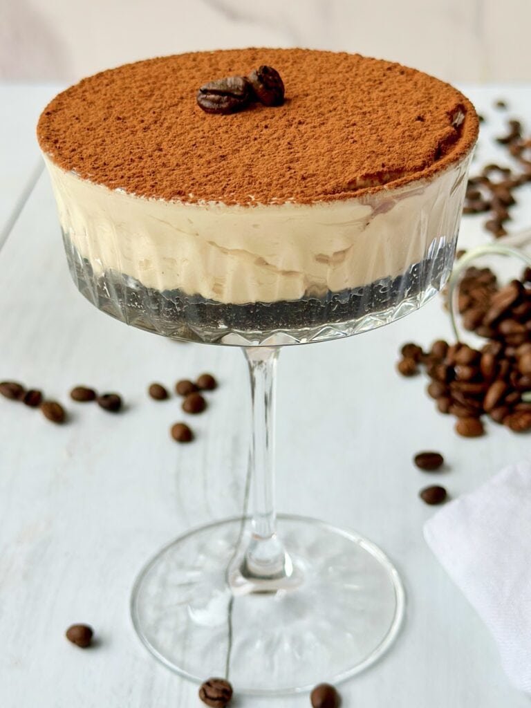 Espresso Martini Cheese serveres portionsanrettede i glas.