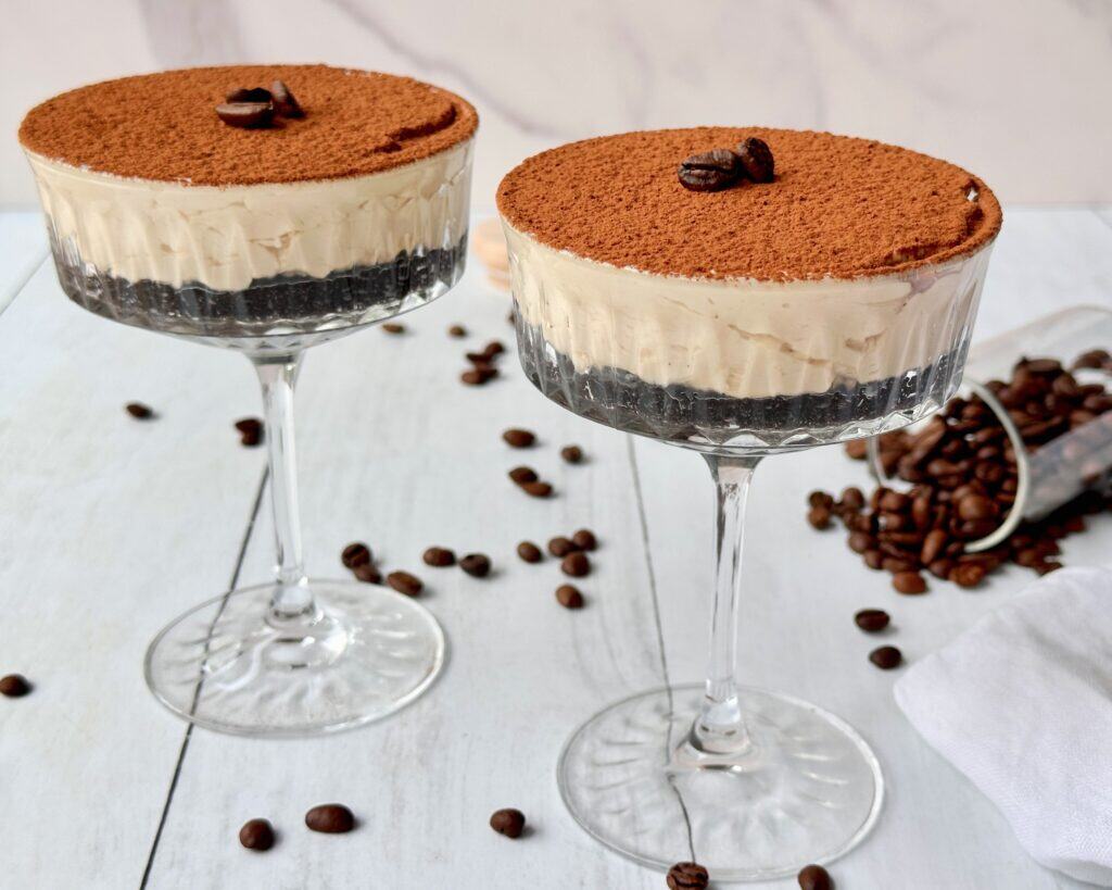 Espresso Martini Cheese serveres portionsanrettede i glas.