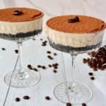 Espresso Martini Cheese serveres portionsanrettede i glas.