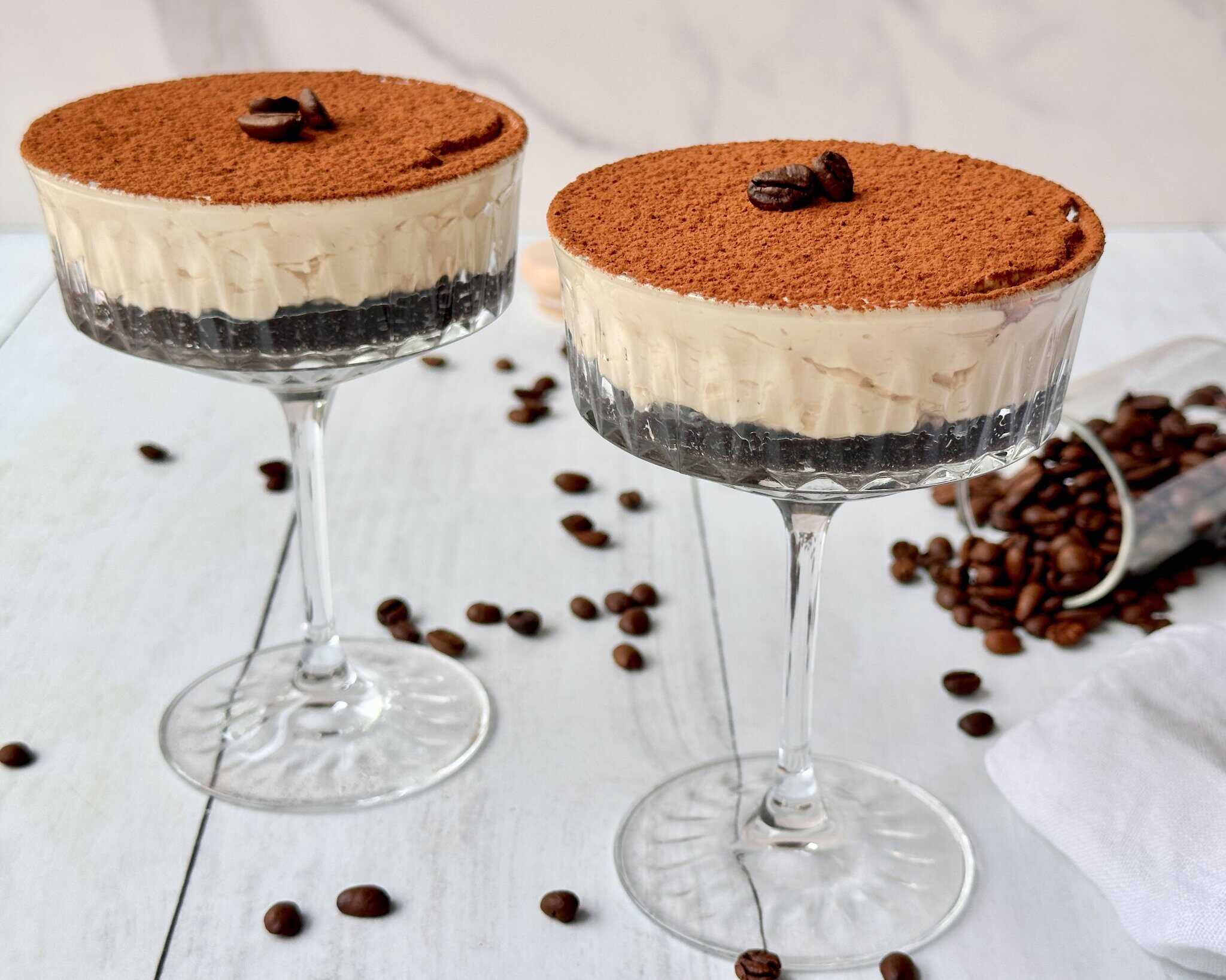 Espresso Martini Cheese serveres portionsanrettede i glas.