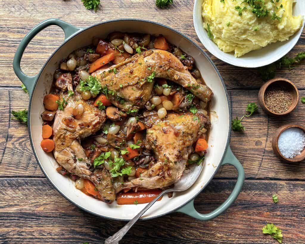 Coq au vin blanc - fransk gryderet med kylling og hvidvin