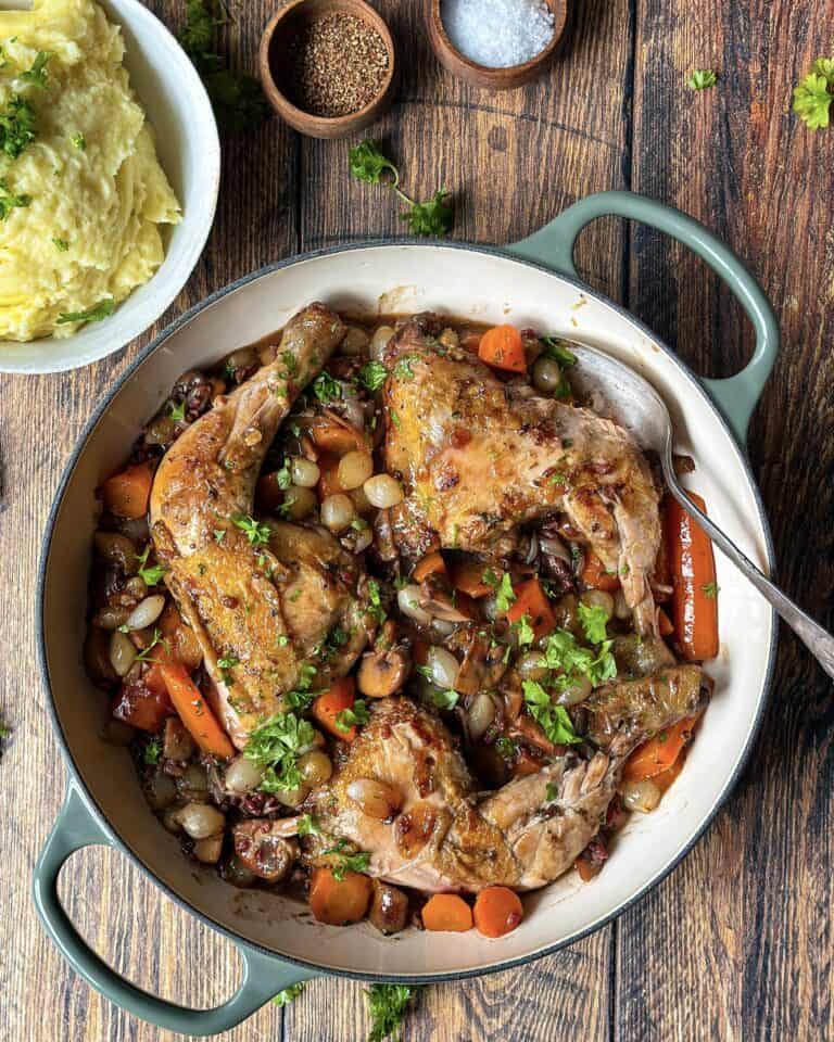 Coq au vin blanc - fransk gryderet med kylling og hvidvin