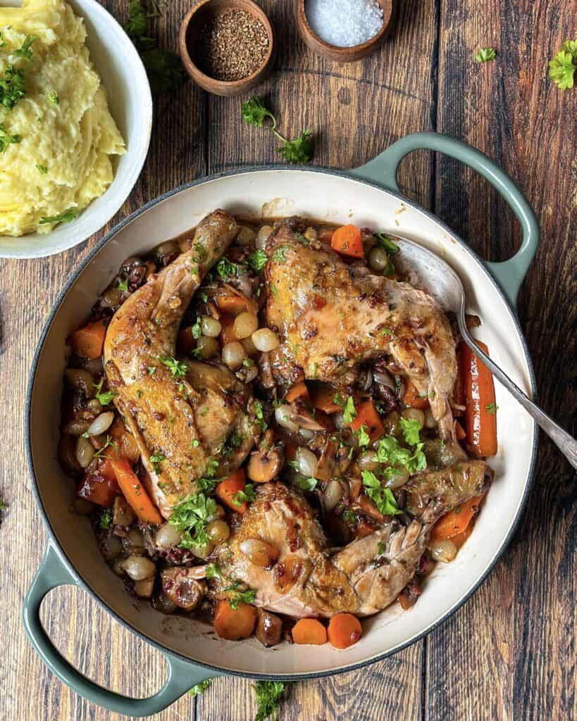 Coq au vin blanc - fransk gryderet med kylling og hvidvin