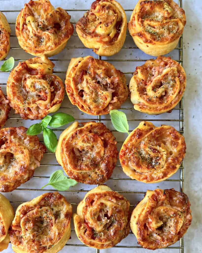 Pizzasnegle - hjemmelavede minipizza med tomatsauce, ost og skinke eller chorizo