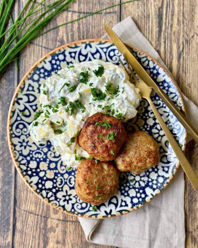 Kyllingefrikadeller med kartoffelsalat