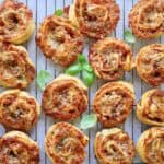 Pizzasnegle - hjemmelavede minipizza med tomatsauce, ost og skinke eller chorizo