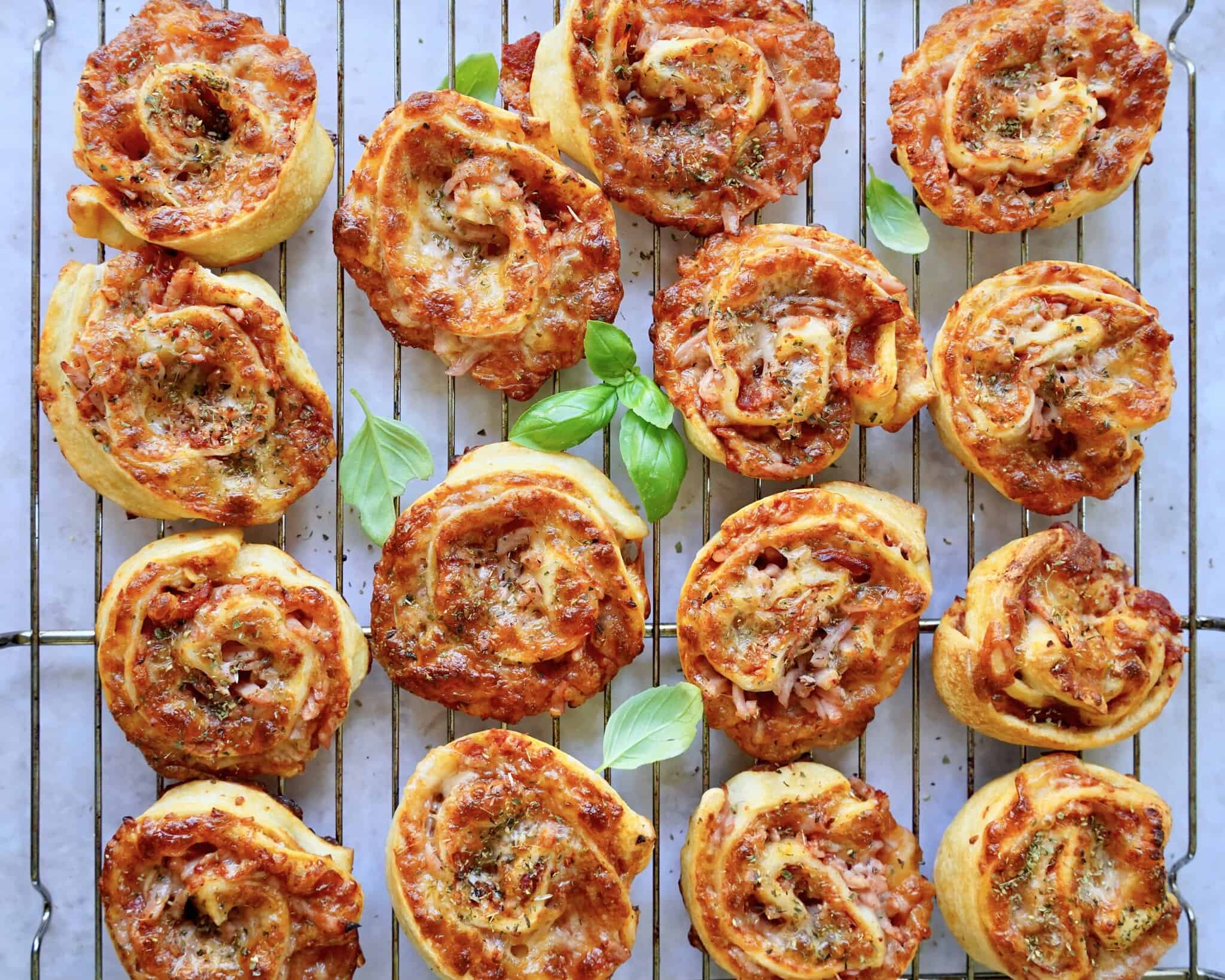 Pizzasnegle - hjemmelavede minipizza med tomatsauce, ost og skinke eller chorizo