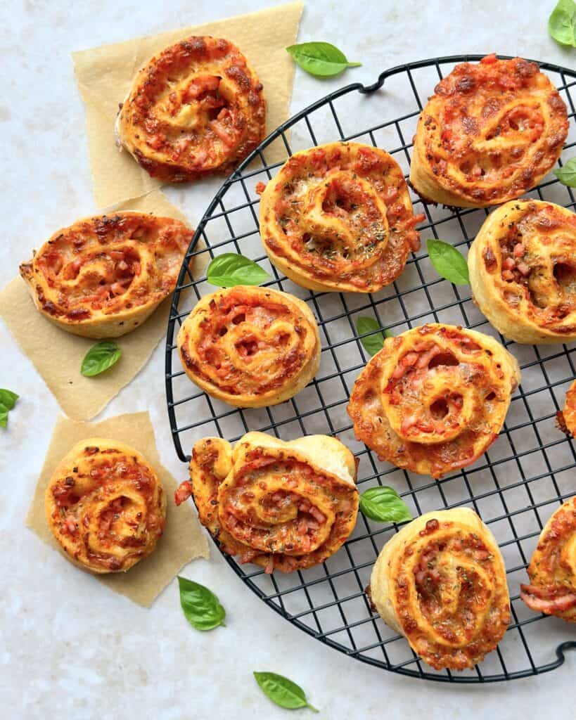 Pizzasnegle - hjemmelavede pizzasnegle med skinke eller chorizo