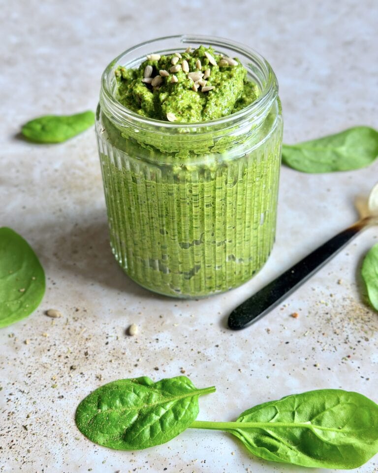 Grøn pesto - hjemmelavet pesto med spinat, basilikum eller andet grønt.