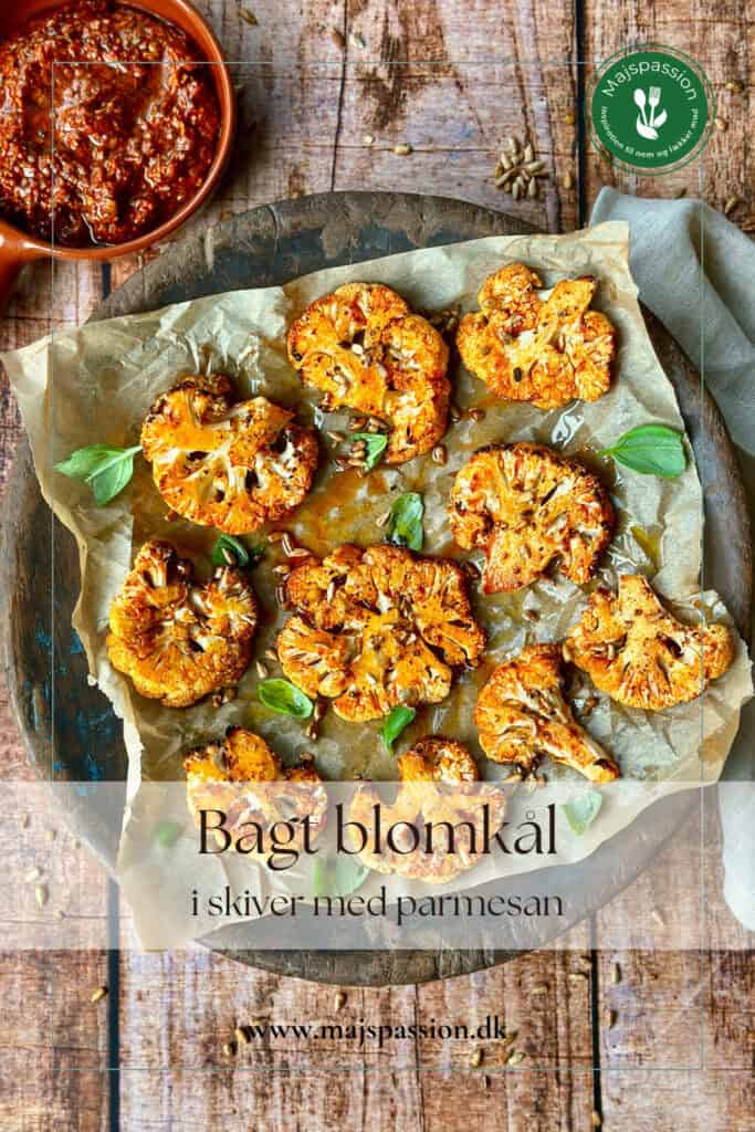 Bagt blomkål i skiver krydret med parmesan.