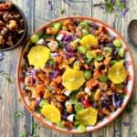 Kålsalat med rødkål og grøntkål, frugt og bær og sprøde honningristede nødder