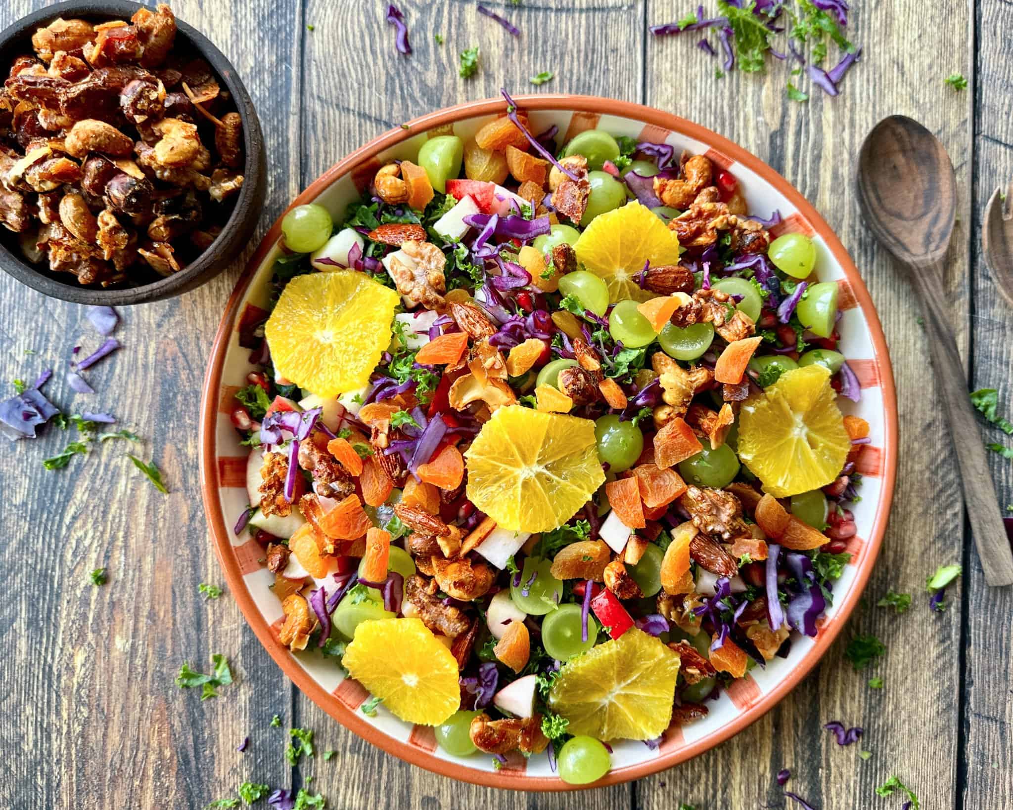 Kålsalat med rødkål og grøntkål, frugt og bær og sprøde honningristede nødder