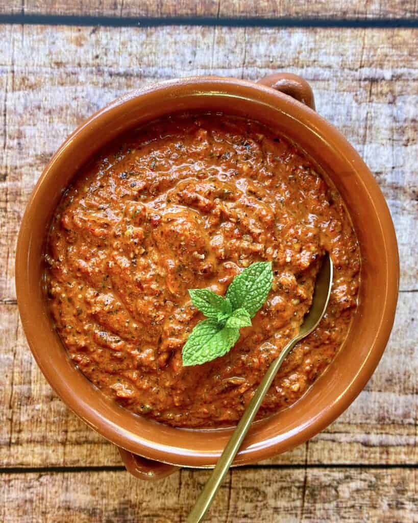 Romesco - hjemmelavet fyldig spansk sauce med røde peberfrugter og nødder.