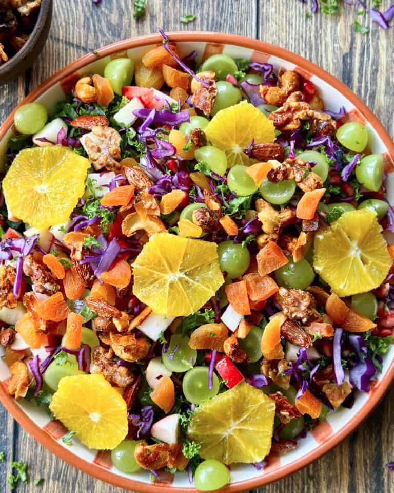 Kålsalat med rødkål og grønkål, frugt og bær og sprøde honningristede nødder