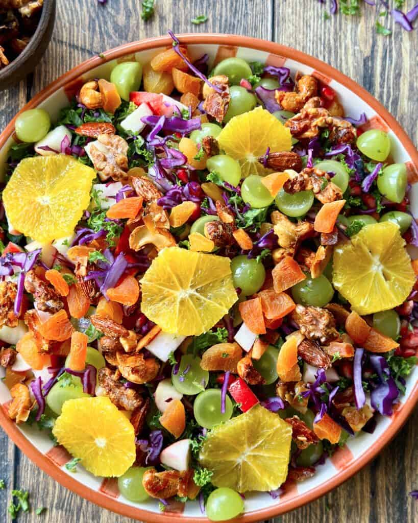 Kålsalat med rødkål og grønkål, frugt og bær og sprøde honningristede nødder