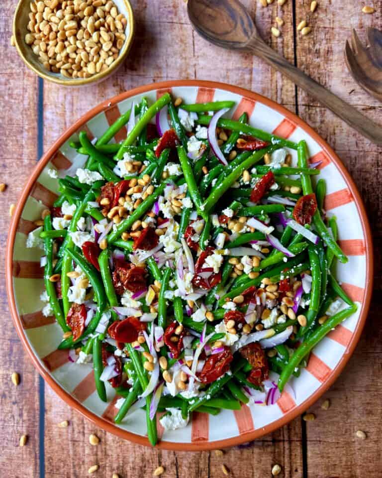 Bønnesalat - salat med grønne bønner, feta og soltørrede tomater.