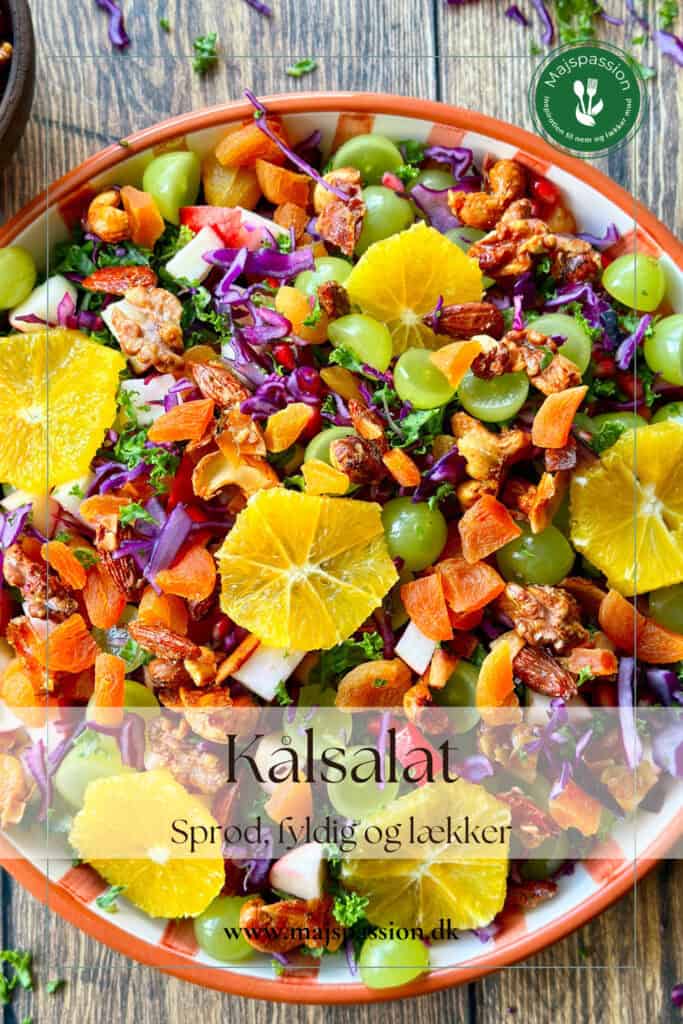 Kålsalat med rødkål og grøntkål, frugt og bær og sprøde honningristede nødder