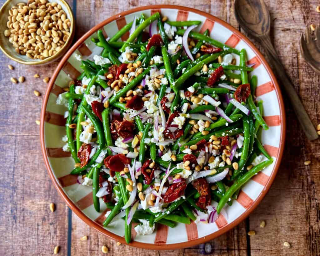 Bønnesalat - salat med grønne bønner, feta og soltørrede tomater.