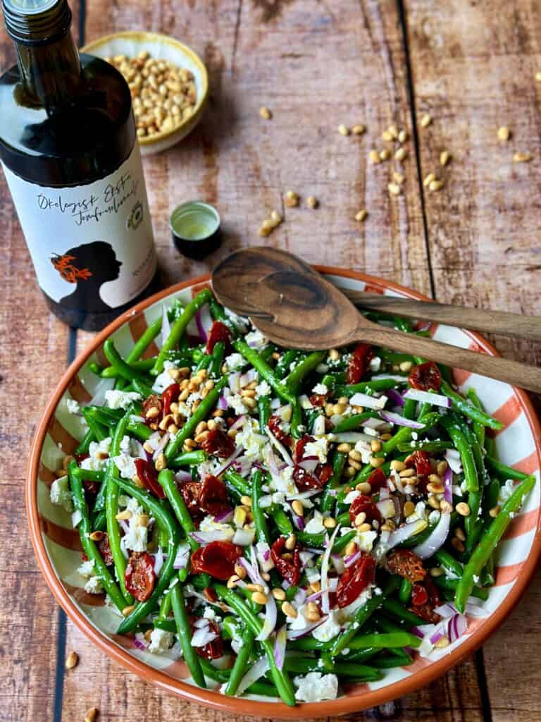 Bønnesalat - salat med grønne bønner, feta og soltørrede tomater.
