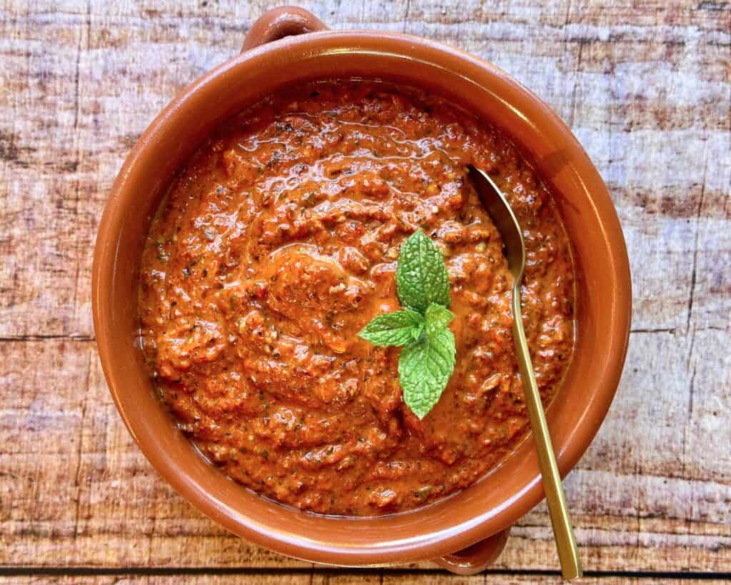 Romesco - hjemmelavet fyldig spansk sauce med røde peberfrugter og nødder.