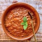 Romesco - hjemmelavet fyldig spansk sauce med røde peberfrugter og nødder.