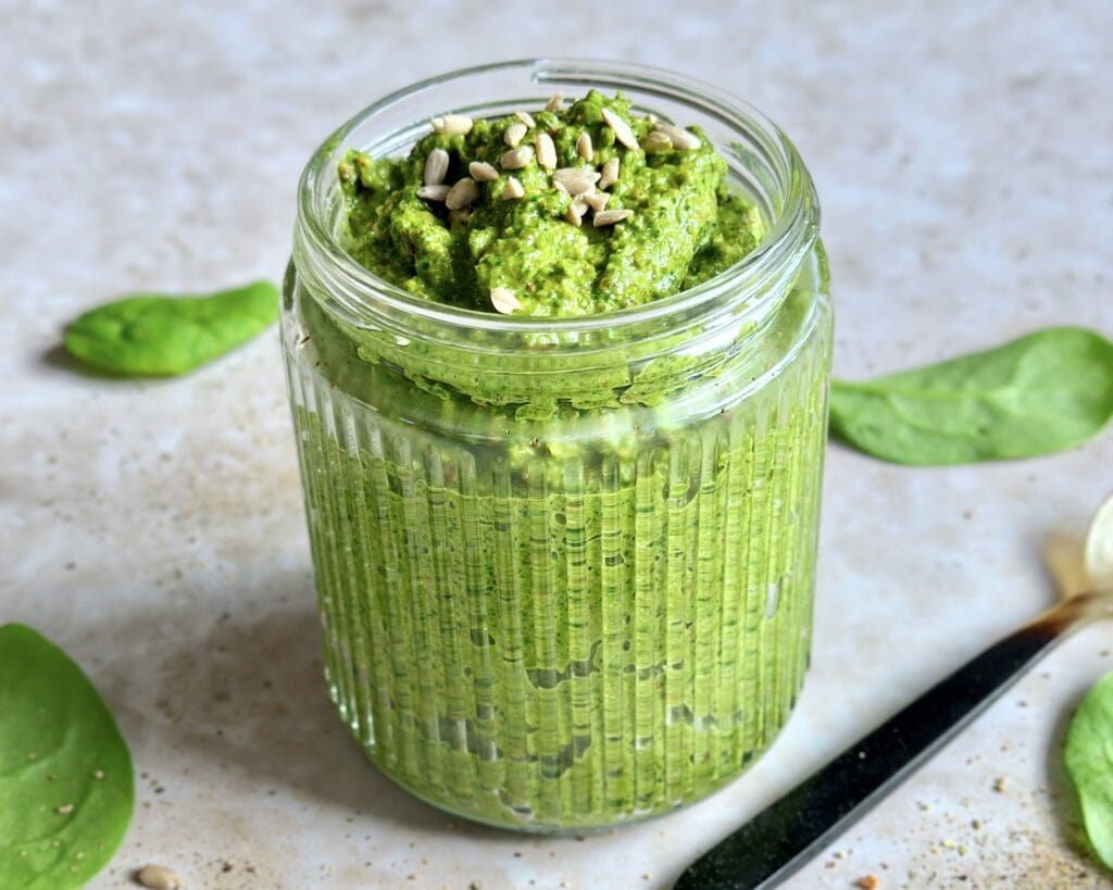 Grøn pesto - hjemmelavet pesto med spinat, basilikum eller andet grønt.