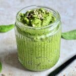 Grøn pesto - hjemmelavet pesto med spinat, basilikum eller andet grønt.