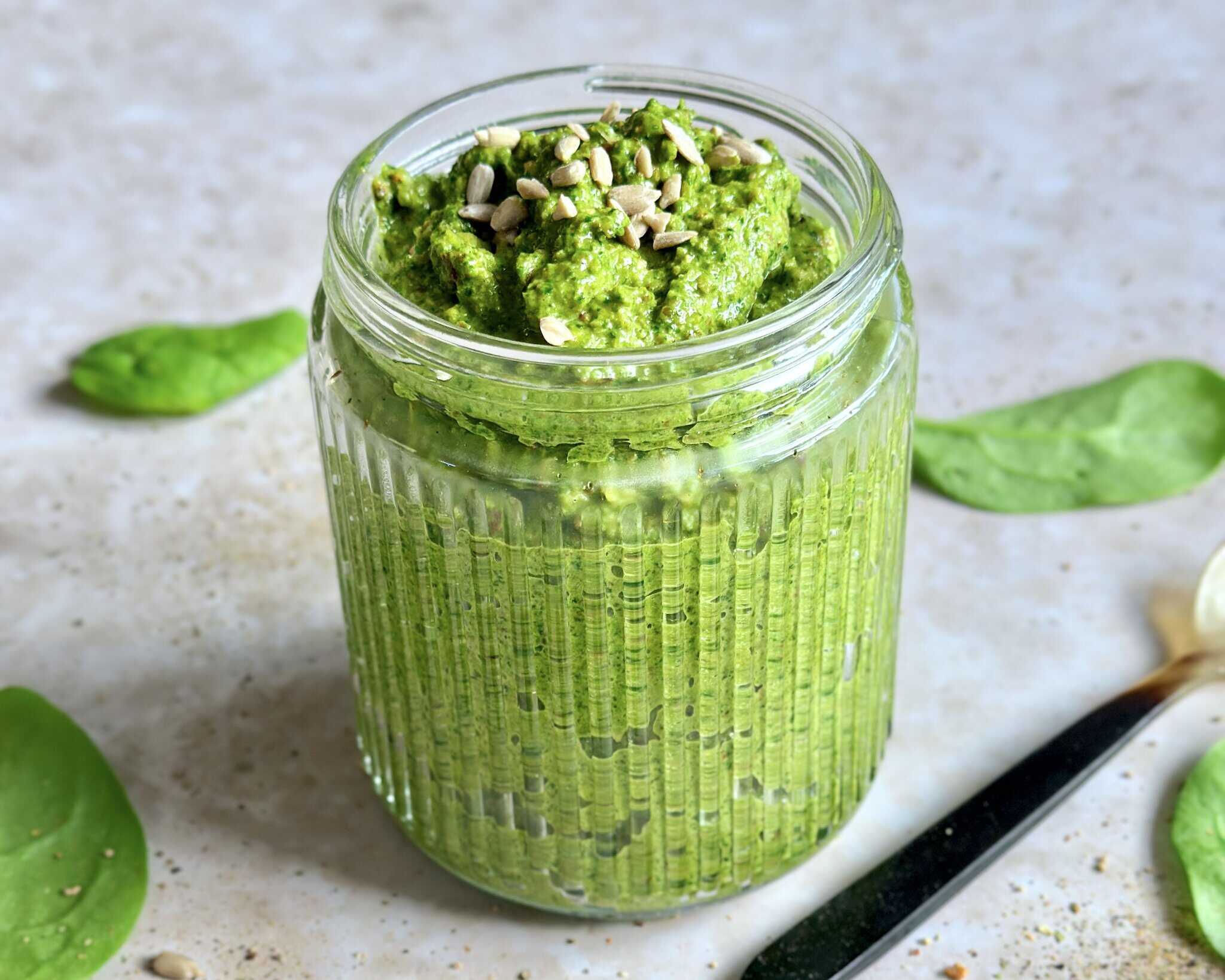 Grøn pesto - hjemmelavet pesto med spinat, basilikum eller andet grønt.