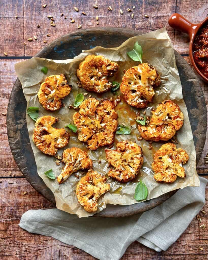 Bagt blomkål i skiver krydret med parmesan.