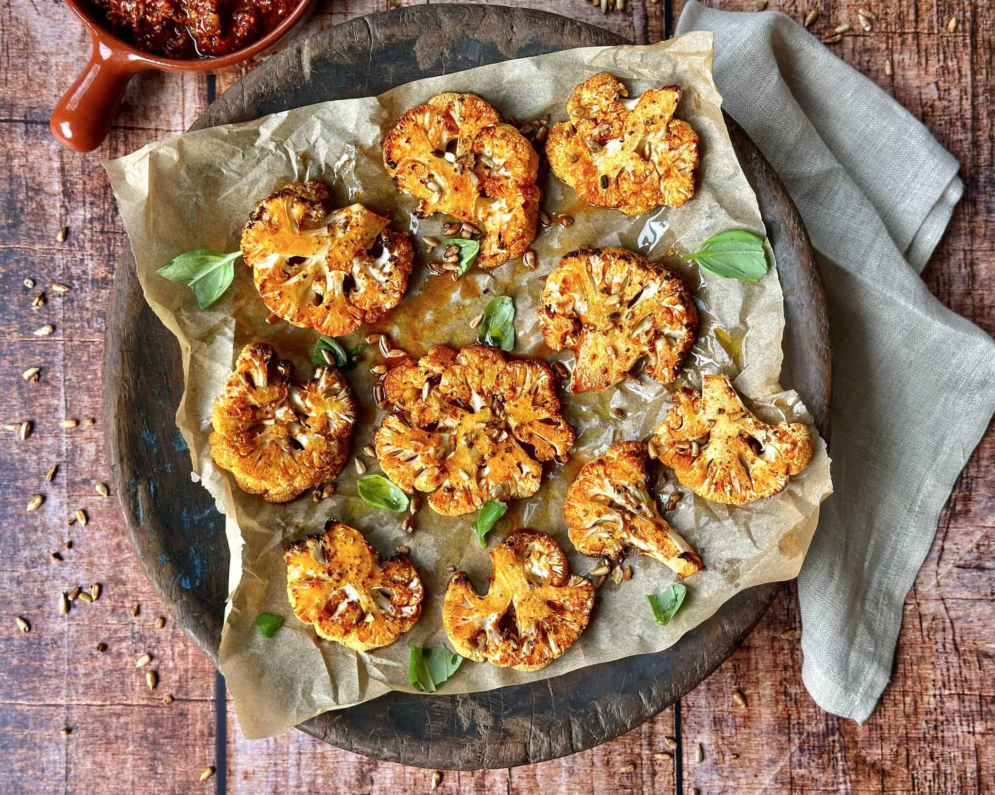 Bagt blomkål i skiver krydret med parmesan.