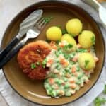 Karbonader med stuvede ærter og gulerødder.