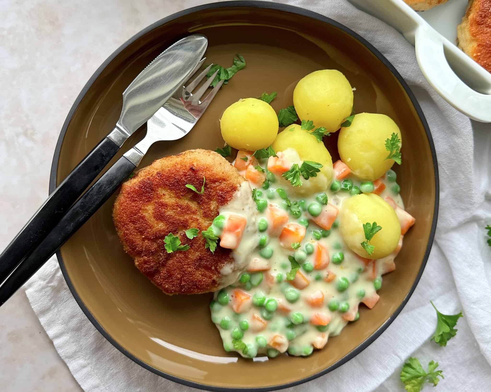 Karbonader med stuvede ærter og gulerødder.