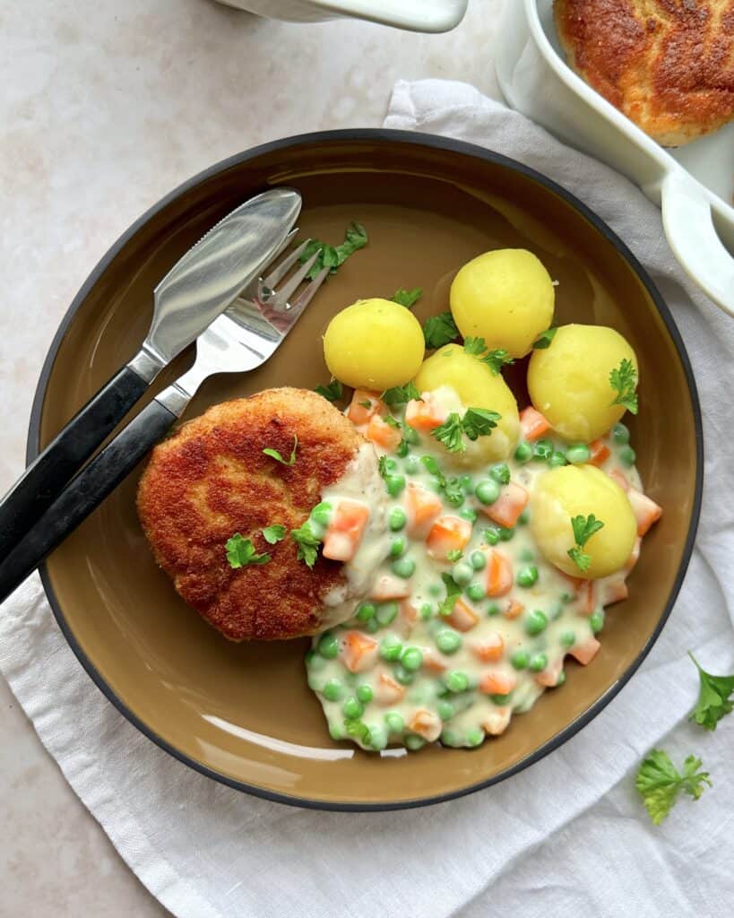 Karbonader med stuvede ærter og gulerødder.