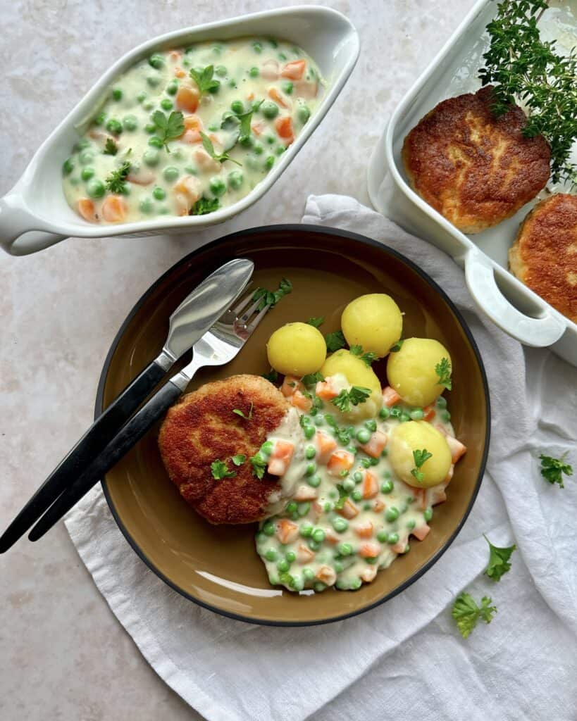 Karbonader med stuvede ærter og gulerødder.