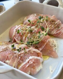 Fyldt kyllingebryst med bacon og pikantost til ovn