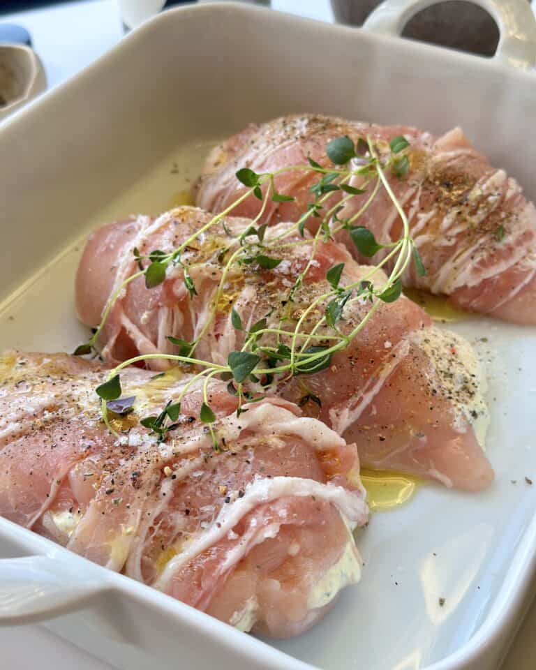 Fyldt kyllingebryst med bacon og pikantost til ovn