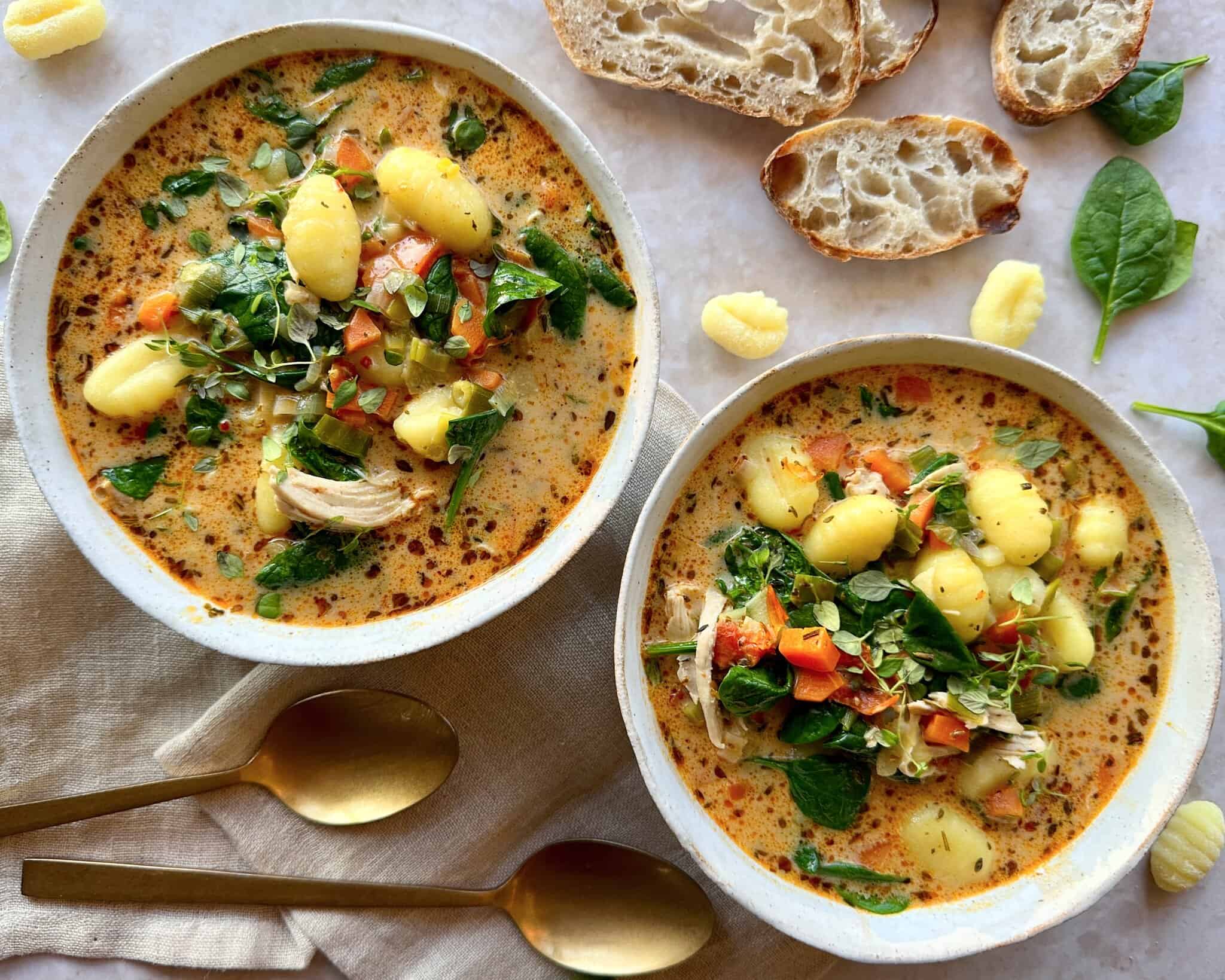 Kyllingesuppe - Hjemmelavet suppe med kylling, grøntsager, gnocchi og kokosmælk.