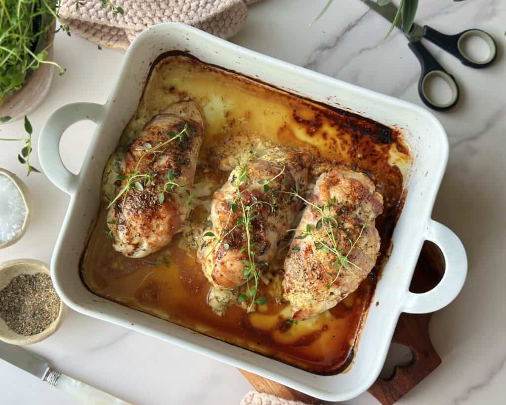 Fyldt kyllingebryst i fad med pikantost og bacon