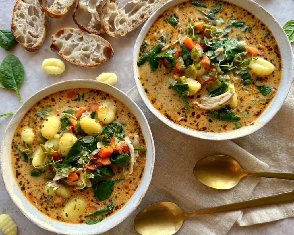 Kyllingesuppe - Hjemmelavet suppe med kylling, grøntsager, gnocchi og kokosmælk.