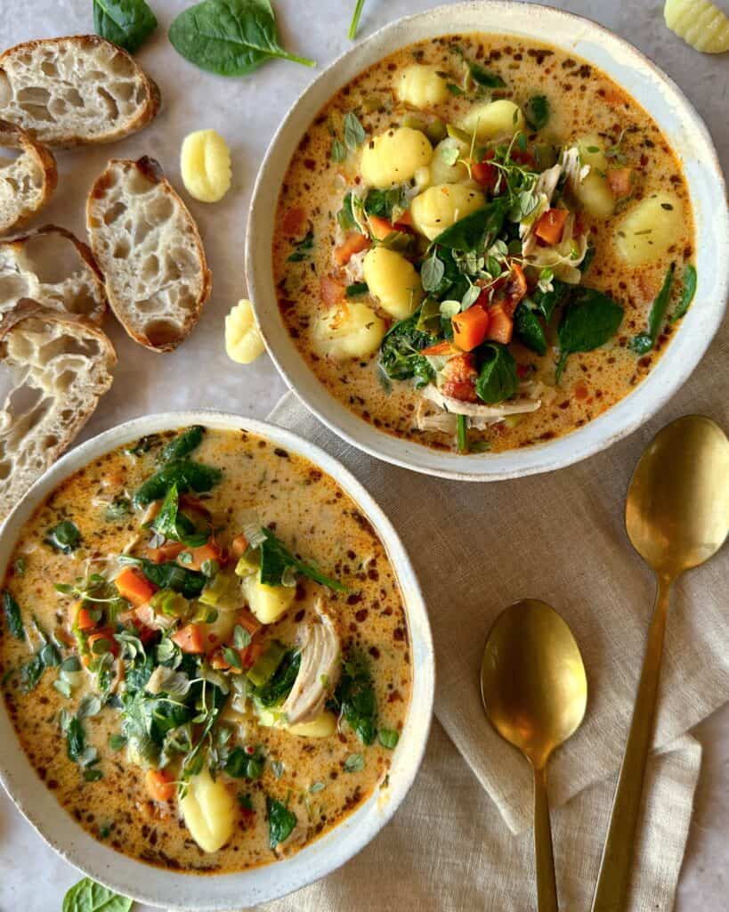 Kyllingesuppe - Hjemmelavet suppe med kylling, grøntsager, gnocchi og kokosmælk.