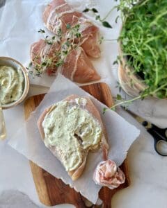 Kyllingebryst fyldt med pikantost og svøbt i bacon.