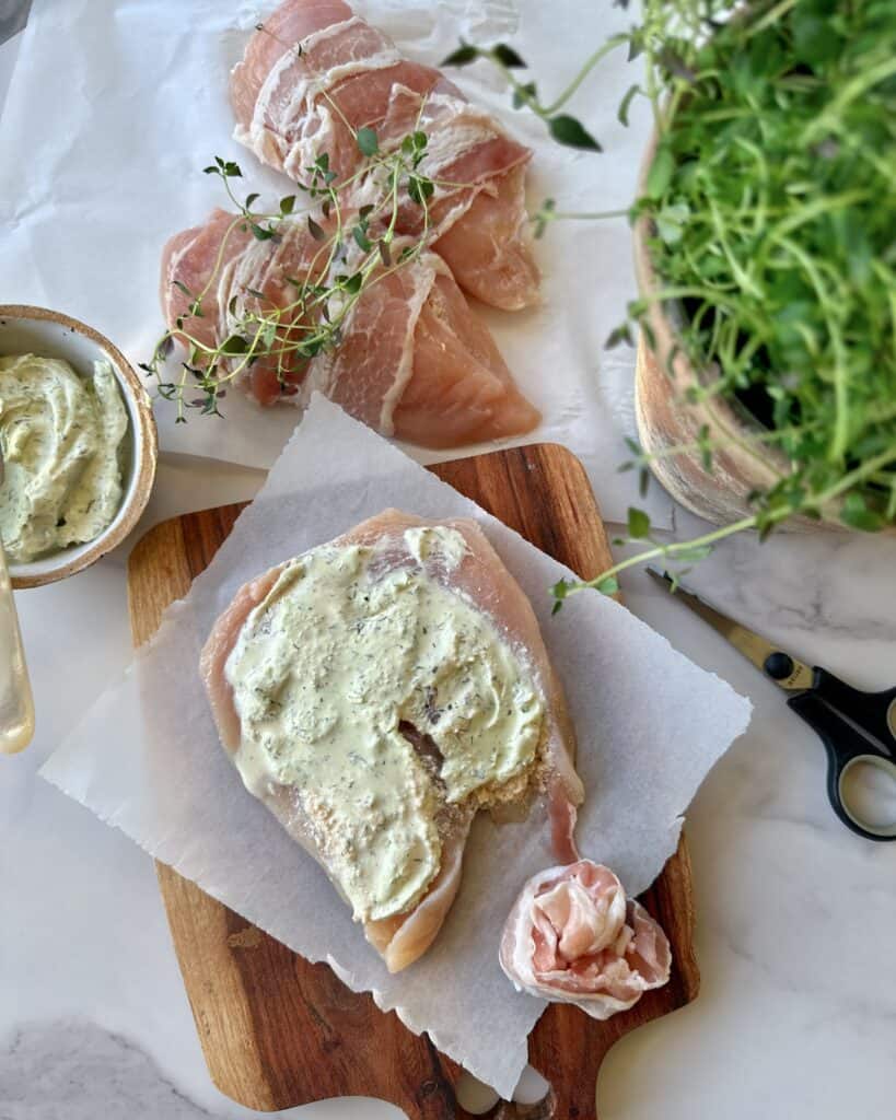 Kyllingebryst fyldt med pikantost og svøbt i bacon.