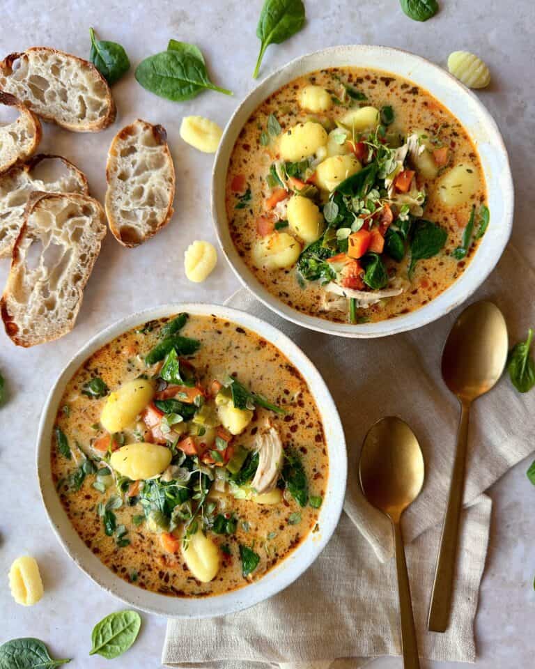 Kyllingesuppe - Hjemmelavet suppe med kylling, grøntsager, gnocchi og kokosmælk.