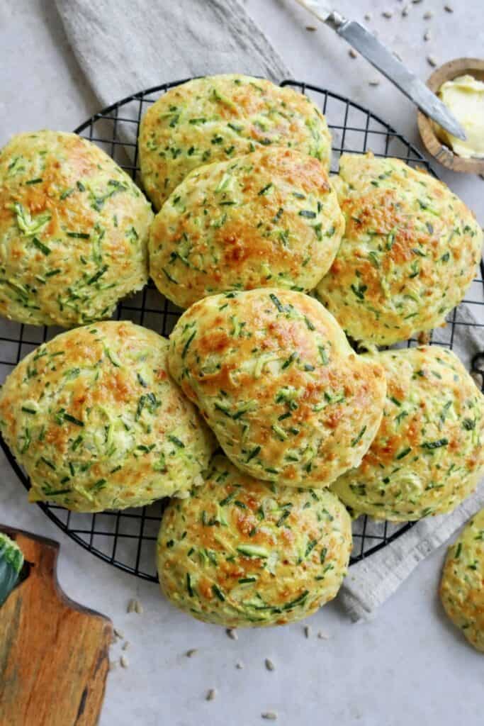 Squashboller - Store, bløde hjemmebagte boller med revet squash.