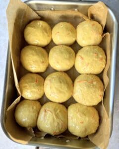 Gulerodsboller - Hjemmebagte boller med revet gulerod.